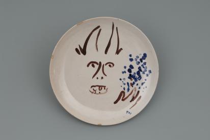 Service de mariage d’Ida Chagall : petite assiette 2 : Monstre aux fleurs, 1951, Céramique de Marc Chagall