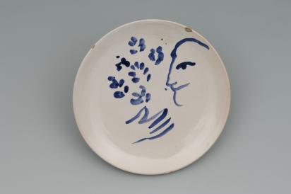 Service de mariage d’Ida Chagall : sous-tasse 5 : Profil souriant aux fleurs, 1951, Céramique de Marc Chagall