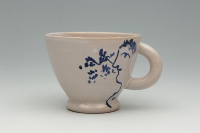 Service de mariage d’Ida Chagall : tasse 11 : Nu de profil au feuillage, 1951, Céramique de Marc Chagall