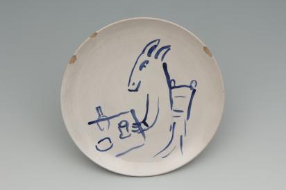 Service de mariage d’Ida Chagall : grande assiette 11 : Bouc à table, 1951, Céramique de Marc Chagall