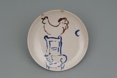 Service de mariage d’Ida Chagall : petite assiette 11 : Chat et coq sur chaise, 1951, Céramique de Marc Chagall