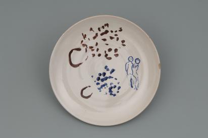 Service de mariage d’Ida Chagall : petite assiette 5 : Deux grands bouquets aux amoureux, 1951, Céramique de Marc Chagall