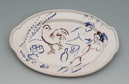 Service de mariage d’Ida Chagall : plat de service 2 : Coq à table avec amoureux, 1951, Céramique de Marc Chagall