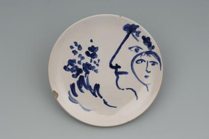 Service de mariage d’Ida Chagall : sous-tasse 1 : Profil et visage aux fleurs, 1951, Céramique de Marc Chagall