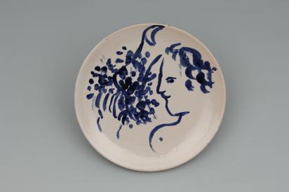 Service de mariage d’Ida Chagall : sous-tasse 11 : Nu aux fleurs dans la nuit, 1951, Céramique de Marc Chagall