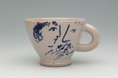 Service de mariage d’Ida Chagall : tasse 1 : Deux profils aux fleurs, 1951, Céramique de Marc Chagall