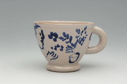 Service de mariage d’Ida Chagall : tasse 10 : L'envolée du nu vers les fleurs, 1951, Céramique de Marc Chagall