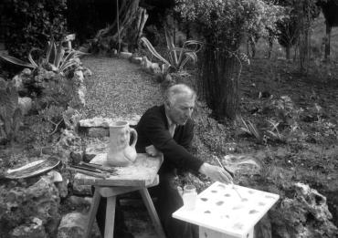 Marc Chagall peint un vase, au milieu d'un jardin.