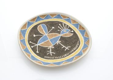  Victor Brauner, Plat oiseau, 28 avril 1953, terre blanche, décor engobé, 32,5 cm, Collection Musée Magnelli, musée de la céramique, Vallauris.